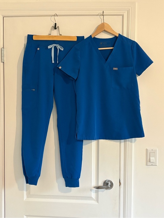 FIGS Tops - FIGS Catarina Scrub Top & Zamora Jogger Scrub Pants Set – Royal Blue XS